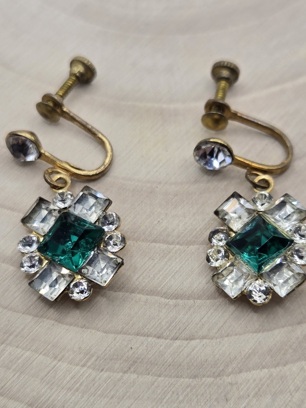 ✨ Vintage Emerald Rhinestone Screwback Earrings ✨ - Picture 5 of 6